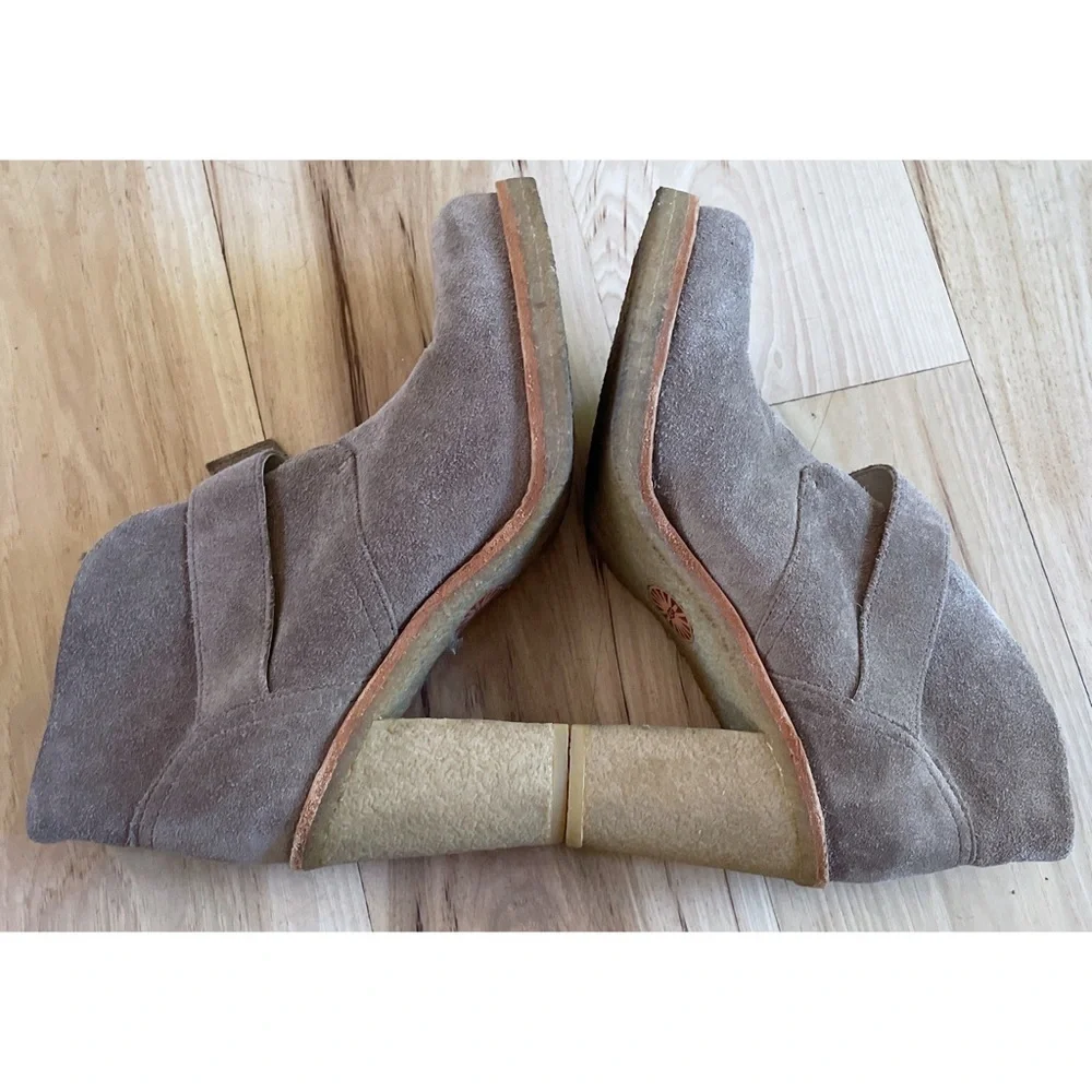 Ugg Australia Brienne Suede Leather Taupe tan Stack Heels Ankle Booties Boots 9